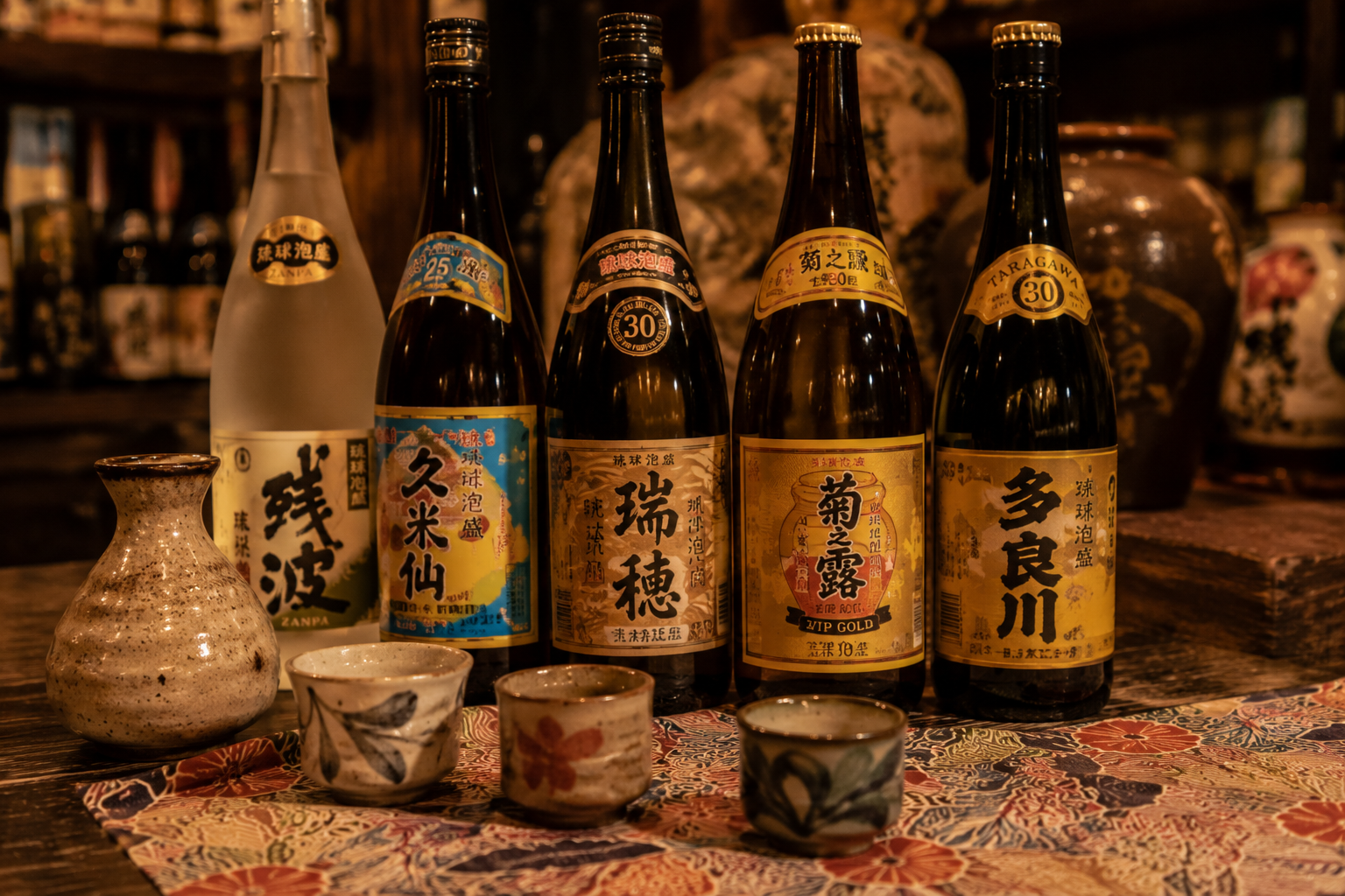 泡盛と沖縄料理のイメージ